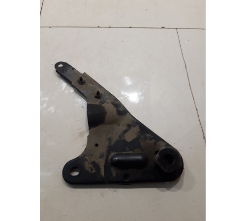 Кронштейн подрамника левый