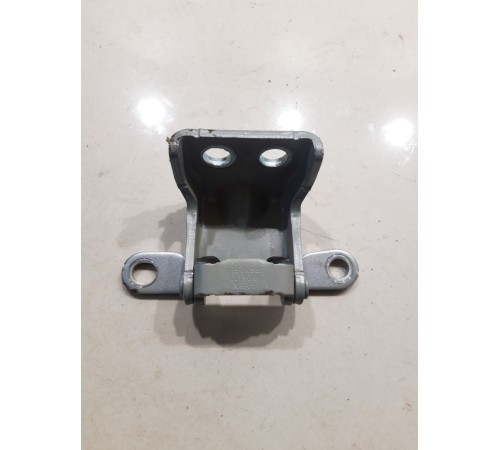 Петля двери(передняя правая нижняя)