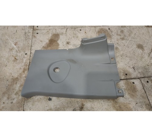 Накладка задней правой стойки верхняя