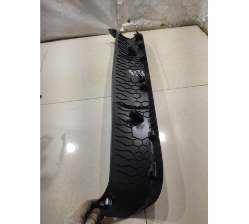 Обшивка двери багажника (верхняя)