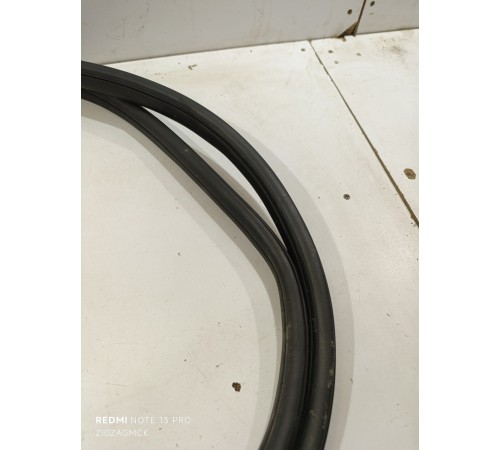 Уплотнитель проема двери передний левый