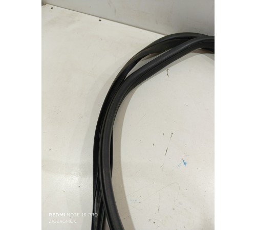 Уплотнитель проема двери передний левый