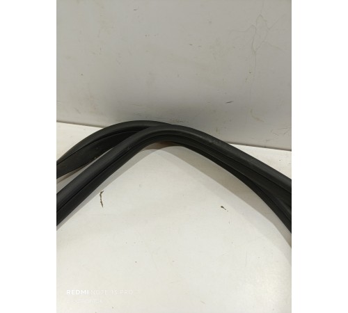 Уплотнитель проема двери передний левый