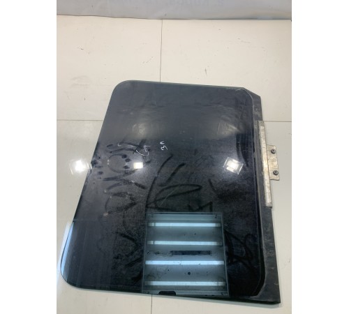 Стекло двери (заднее, левое)