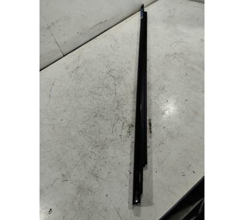 Молдинг стекла передний правый