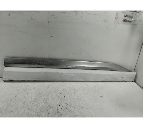 Накладка двери передняя правая