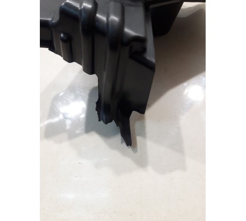 Кронштейн задней правой обшивки багажника