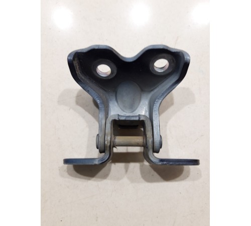 Петля двери(передняя левая нижняя)