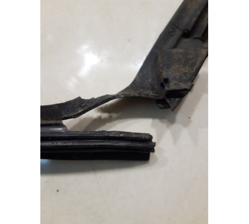 Уплотнитель двери (задний, правый)