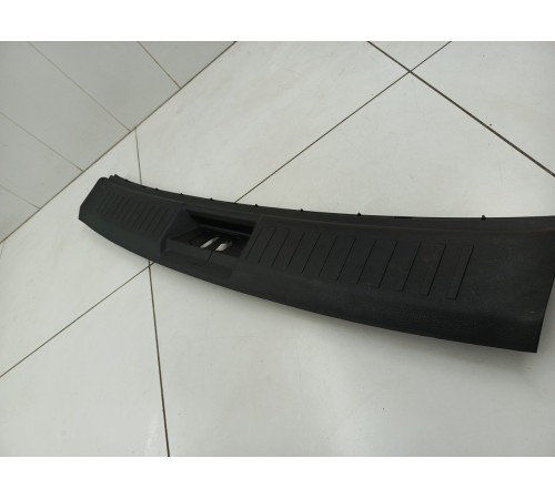 Обшивка замка багажника