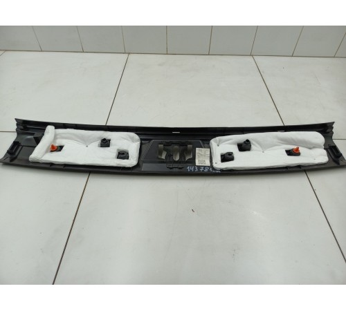 Обшивка замка багажника