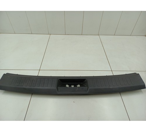 Обшивка замка багажника