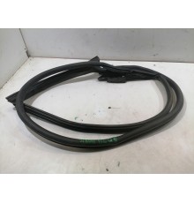 Уплотнитель двери передний левый