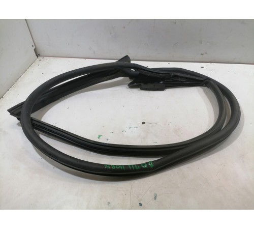 Уплотнитель двери передний левый