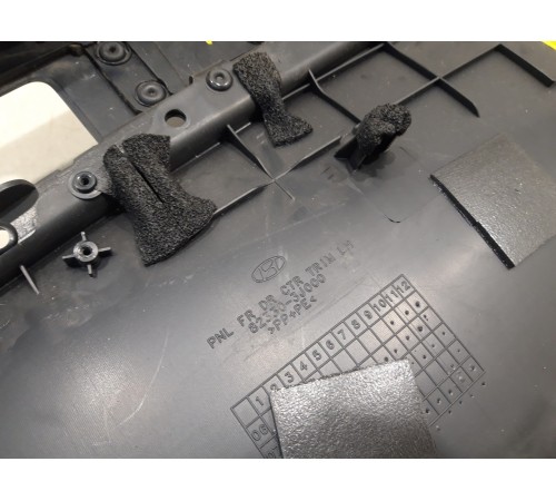 Обшивка двери (передняя, левая)