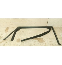 Уплотнитель задней правой двери стекла