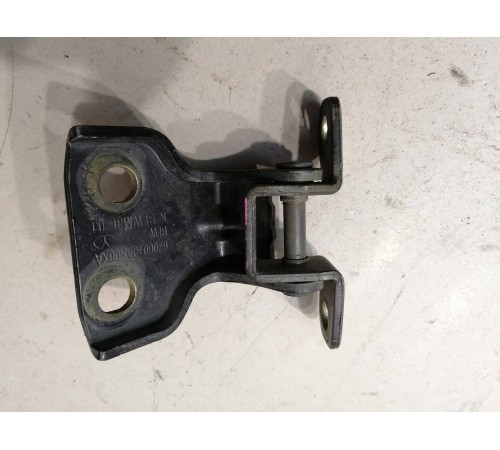 Петля двери задняя левая верхняя