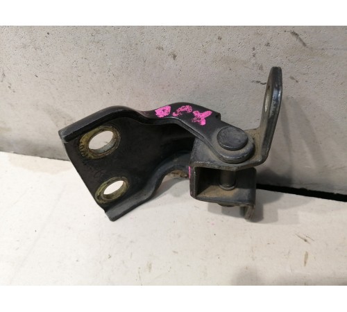 Петля двери задняя левая верхняя