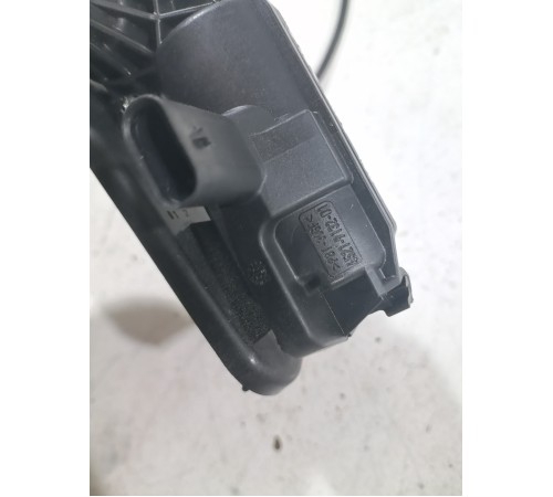 Доводчик двери крышки багажника