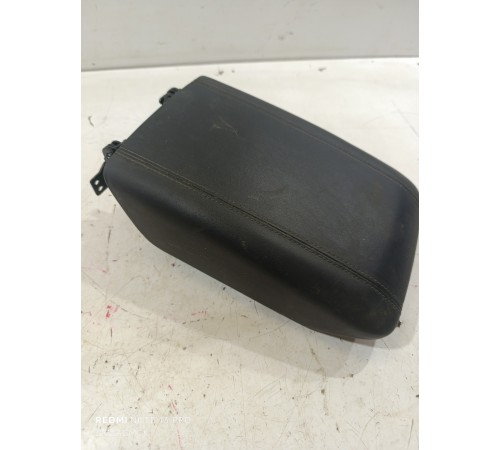 Подлокотник центральной консоли