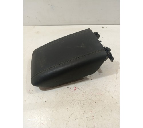 Подлокотник центральной консоли