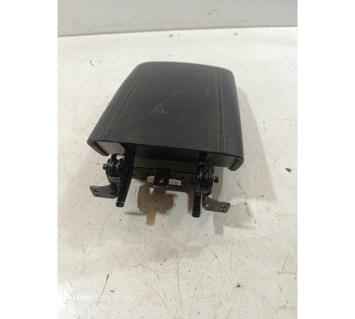 Подлокотник центральной консоли