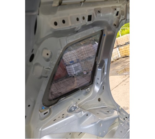 Глухое стекло заднее левое