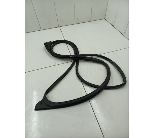 Уплотнитель двери передний правый