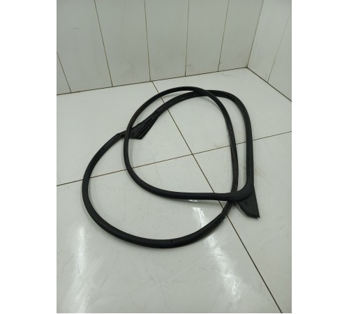 Уплотнитель двери передний правый