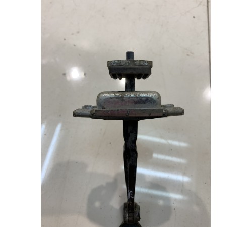 Ограничитель двери (задний, левый)