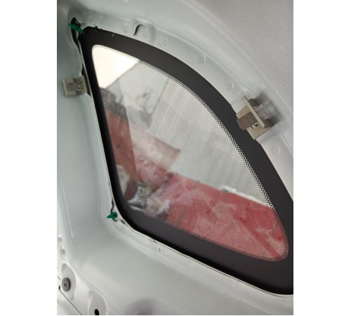 Глухое стекло заднее правое