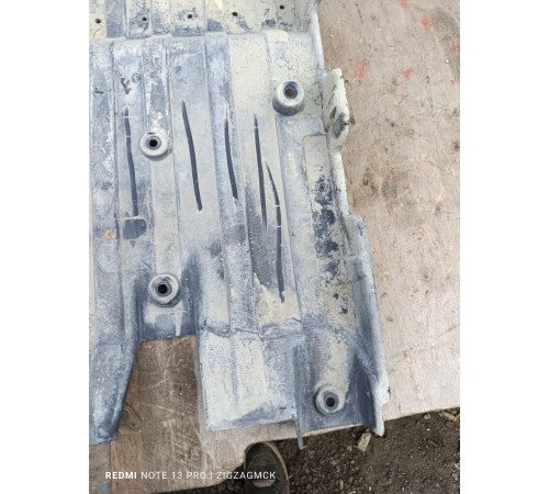 Защита днища антигравийная правая