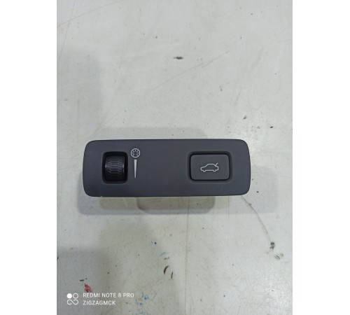 Кнопка открывания багажника