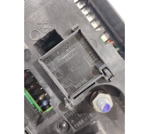 Блок предохранителей салонный