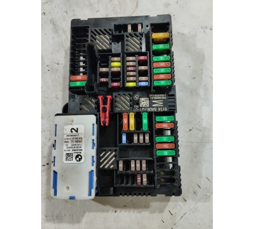 Блок предохранителей салонный