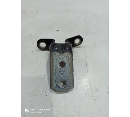 Петля двери(передняя левая верхняя)