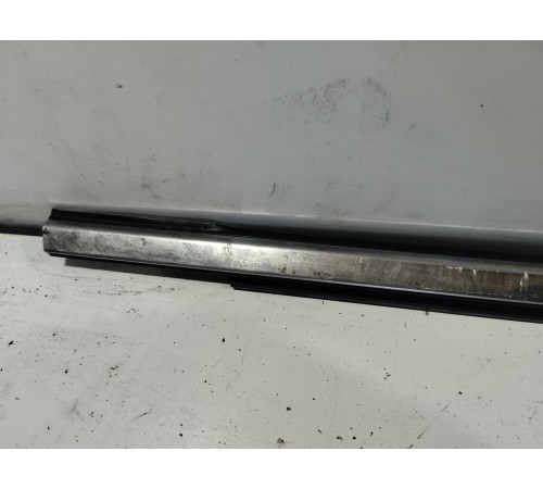 Уплотнитель стекла (передний правый наружный)