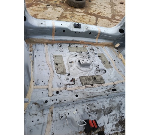 Ниша багажника запасного колеса