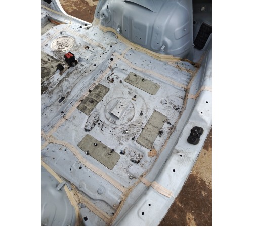 Ниша багажника запасного колеса