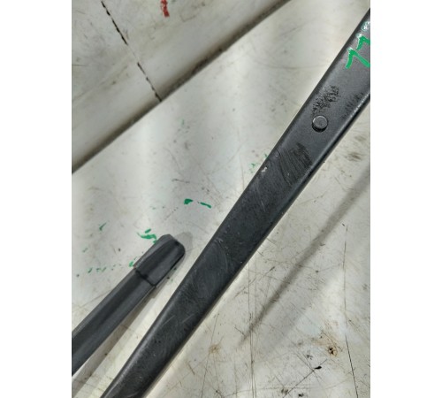 Поводок стеклоочистителя правый