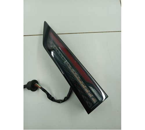 Фонарь крышки багажника правый