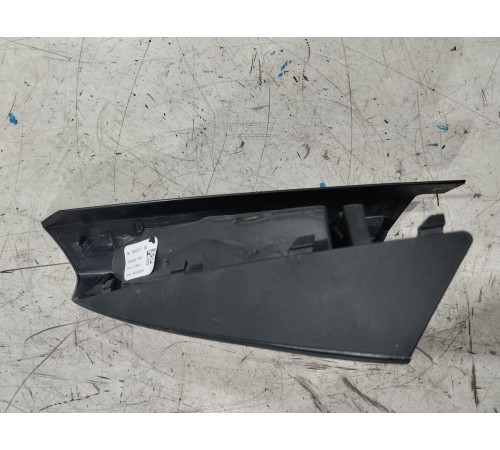 Угол двери внутренний (передний левый)