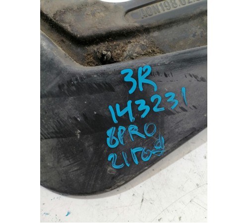 Брызговик задний правый