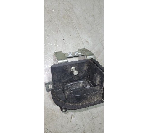 Замок задней шторки багажника