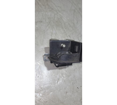 Замок задней шторки багажника