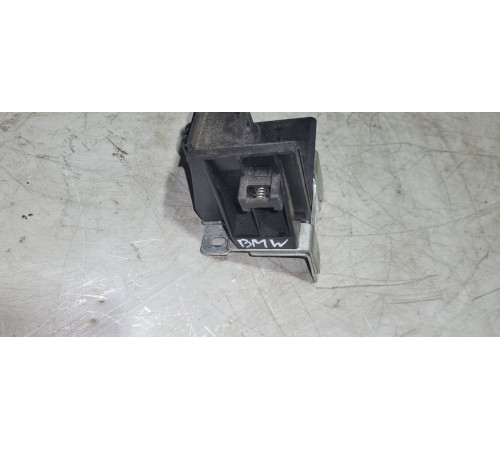 Замок задней шторки багажника