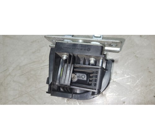 Замок задней шторки багажника