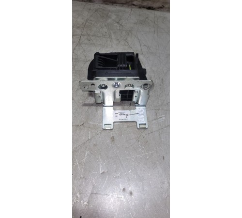 Замок задней шторки багажника