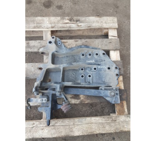 Кронштейн переднего усилителя бампера правый