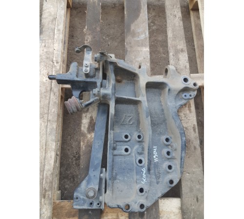 Кронштейн переднего усилителя бампера правый